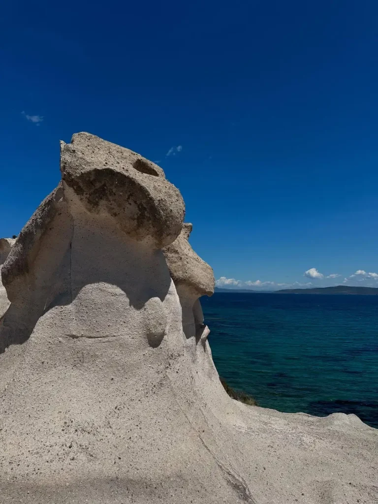 izmir havalimanı alaçatı transfer alaçatı plaj kayalıklar görseli